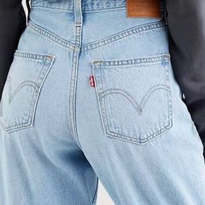 LEVI'S Women’s Blue High Loose Taper Sz23. Approx Measure in last photo.